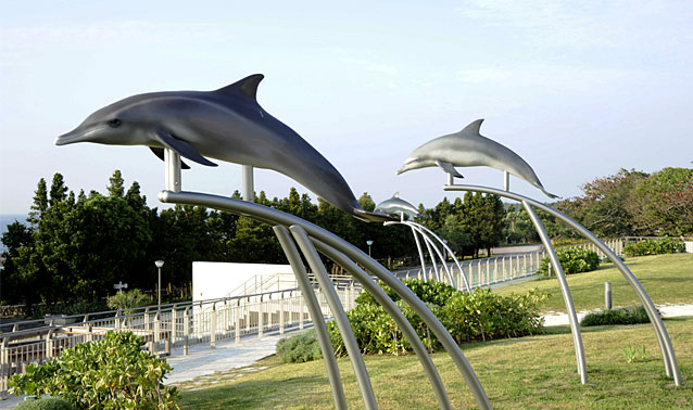 沖縄記念公園・休憩所（美ら海プラザ）展示工事・イルカモニュメント